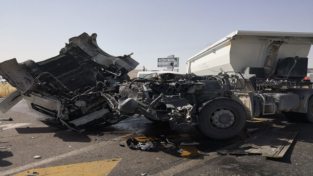 Aksaray'da korkunç kaza! 2 tır ve 1 kamyon birbirine girdi: 2 yaralı - Resim: 4