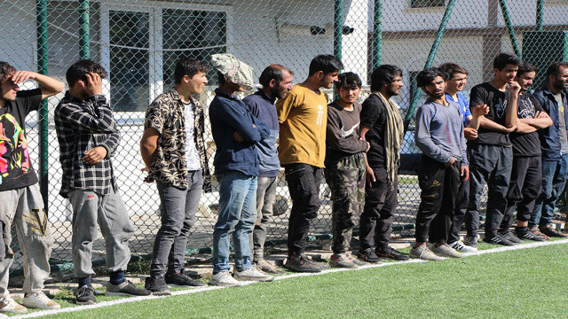 Amasya'da kaçak göçmenlere geçit verilmedi! Tır dorsesinde yurda giren kaçak göçmenler dron desteğiyle yakalandı! - Resim: 0