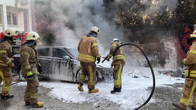 Beyoğlu'nda park halindeki otomobil alev topuna döndü. - Resim: 1