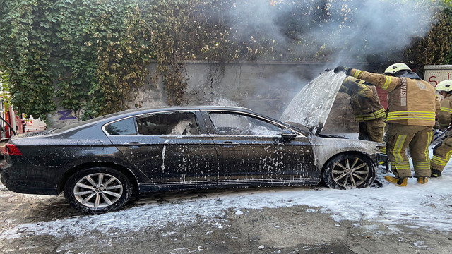 Beyoğlu'nda park halindeki otomobil alev topuna döndü. - Resim: 2