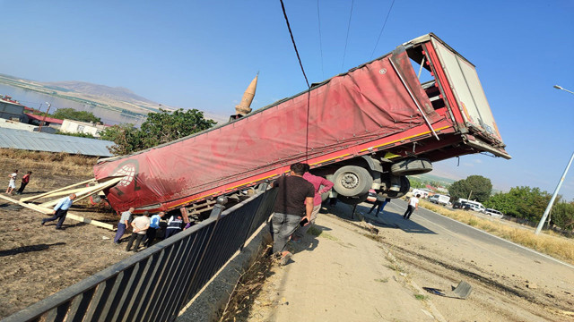 Bitlis'te feci kaza! Yoldan çıkan tır evin bahçesine uçtu - Resim: 0