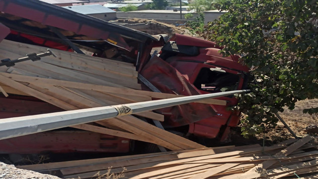 Bitlis'te feci kaza! Yoldan çıkan tır evin bahçesine uçtu - Resim: 2