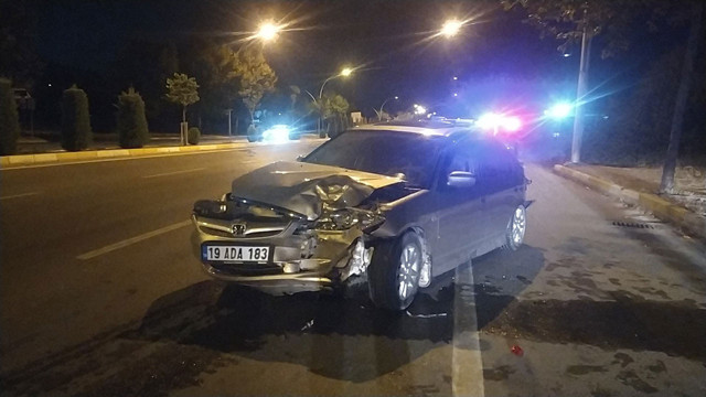 Çorum'da otomobil, hafif ticari araca çarptı, hurdaya döndü! - Resim: 1