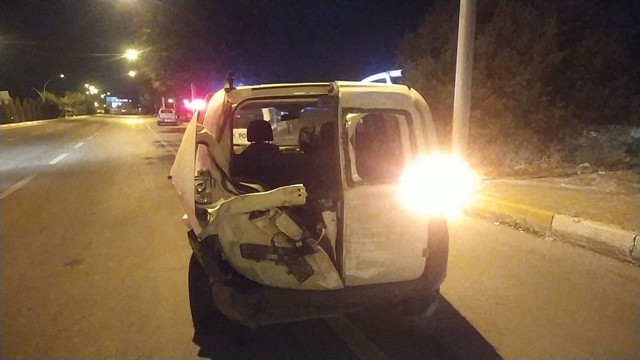 Çorum'da otomobil, hafif ticari araca çarptı, hurdaya döndü! - Resim: 0