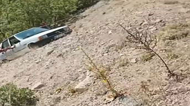 Elazığ'da kontrolden çıkan araç şarampole yuvarlandı! Araç şarampolden traktörle çekildi - Resim: 1