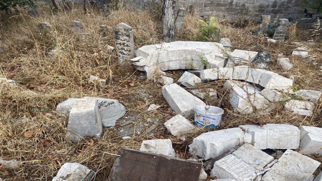 Depremde hasar gören tarihi caminin minaresi tarihi mezarların üzerine yıkıldı! - Resim: 1