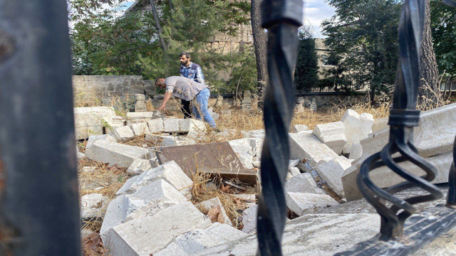 Depremde hasar gören tarihi caminin minaresi tarihi mezarların üzerine yıkıldı! - Resim: 2