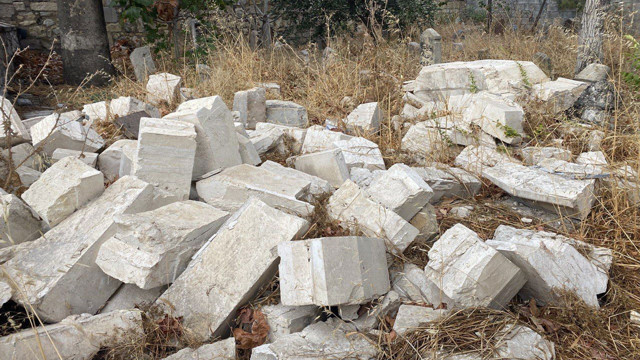Depremde hasar gören tarihi caminin minaresi tarihi mezarların üzerine yıkıldı! - Resim: 3