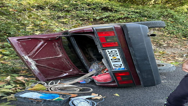 Bursa'da yamaca çarpıp yan yatan otomobil hurdaya döndü! 5 kişi yaralandı - Resim: 0
