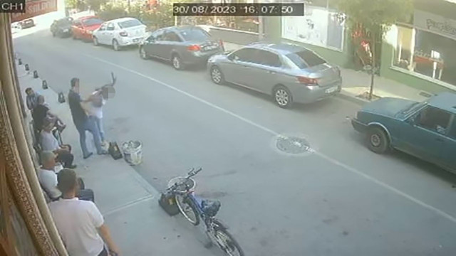 11 yaşındaki kızından babasına insanlık dersi! Kızını sokak ortasında döven babayı dayaktan kızı kurtardı - Resim: 0