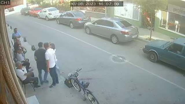 11 yaşındaki kızından babasına insanlık dersi! Kızını sokak ortasında döven babayı dayaktan kızı kurtardı - Resim: 1