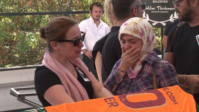 Oyuncu Ünal Silver son yolculuğuna uğurlandı yakınları gözyaşlarına boğuldu - Resim: 0