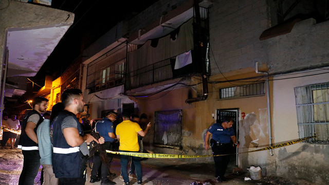 Adana'da kan donduran cinayet! Zile basıp balkona çıkardıkları adamın kafasına sıktılar! - Resim: 0