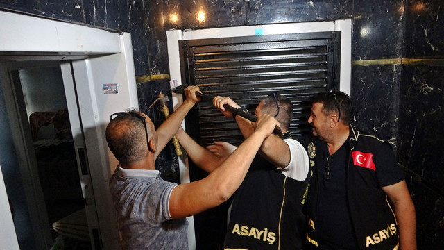 Antalya'da Özel Harekat'tan uyuşturucu operasyonu! Kapılar koçbaşıyla kırıldı, herkes didik didik arandı - Resim: 0