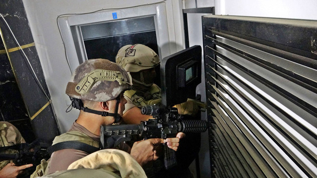 Antalya'da Özel Harekat'tan uyuşturucu operasyonu! Kapılar koçbaşıyla kırıldı, herkes didik didik arandı - Resim: 1