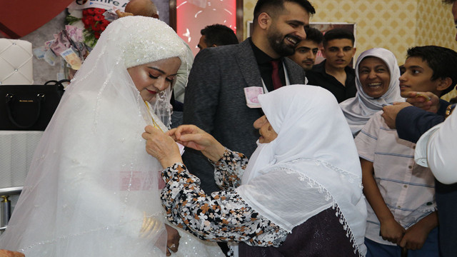 Bu aşk filmlerdekini aratmadı! Hindistanlı kız aşkı için Batman'a gelin geldi - Resim: 1