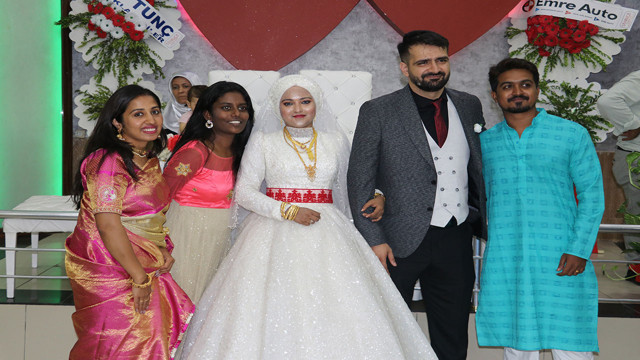 Bu aşk filmlerdekini aratmadı! Hindistanlı kız aşkı için Batman'a gelin geldi - Resim: 2