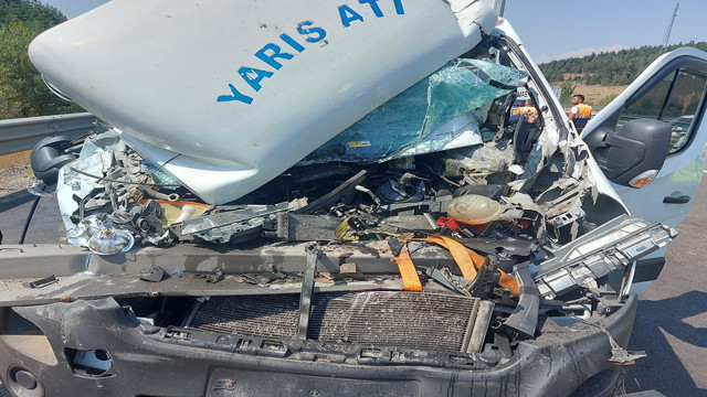 Bolu'da kontrolden çıkan kamyonet tırın dorsesine saplandı! - Resim: 0