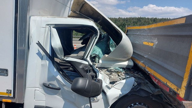 Bolu'da kontrolden çıkan kamyonet tırın dorsesine saplandı! - Resim: 1