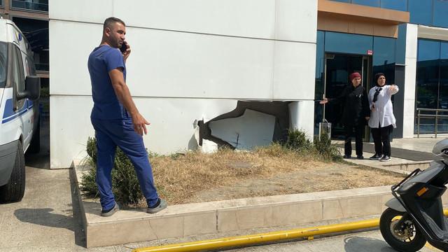 Düzce'de 88 yaşındaki araç sürücüsü hastanede kaza yaptı! Önce duvara sonra iki araca çarptı - Resim: 1