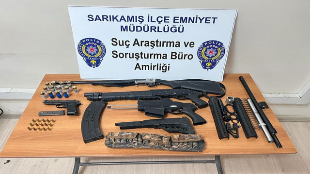 Kars'ta polis ekiplerinden operasyon! Çok sayıda silah ve mühimmat ele geçirildi - Resim: 0