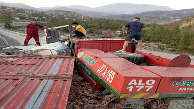 Antalya'da korkutan kaza! Devrilen kamyon arazöz ve otomobile çarptı: 1 yaralı - Resim: 0