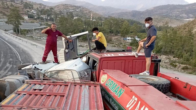 Antalya'da korkutan kaza! Devrilen kamyon arazöz ve otomobile çarptı: 1 yaralı - Resim: 1