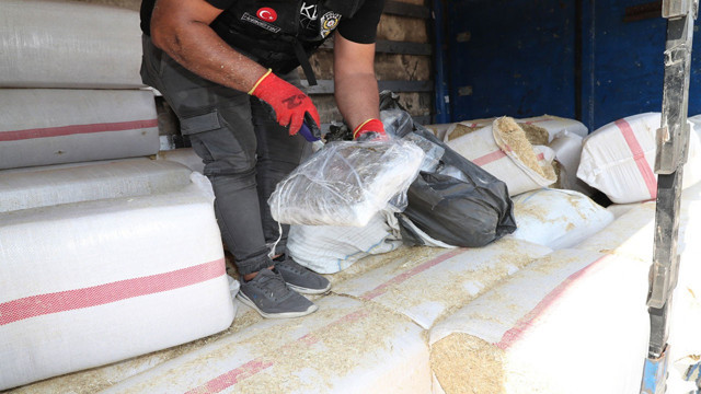 Uyuşturucuyu sakladıkları yer ağızları açık bıraktı! Saman balyalarının arasından 279 kilo uyuşturucu çıktı - Resim: 1