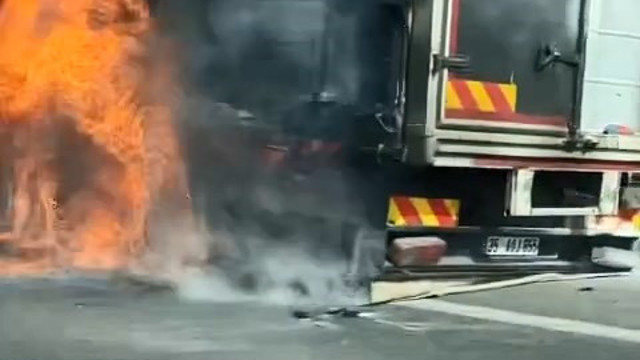 Bursa'da seyir halindeki tır alev topuna döndü! - Resim: 0