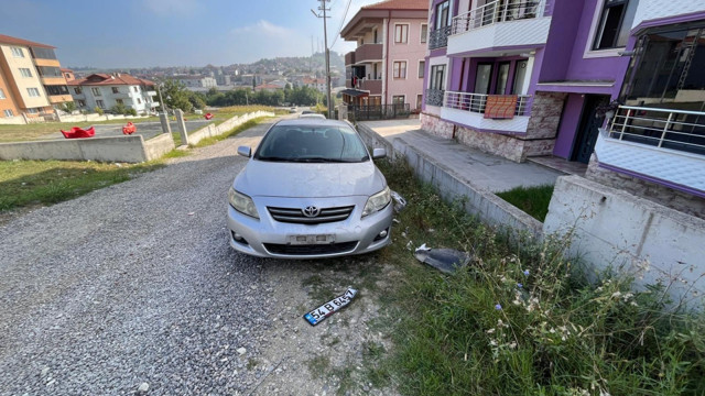 Sakarya'da sokak köpekleri park halindeki otomobili parçaladı! - Resim: 2