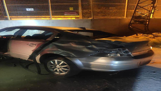 Batman'da korkunç kaza! Kontrolden çıkan otomobil elektrik direğine çarptı - Resim: 0