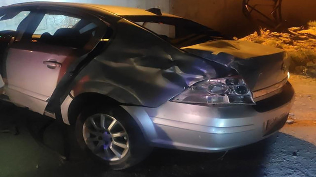 Batman'da korkunç kaza! Kontrolden çıkan otomobil elektrik direğine çarptı - Resim: 1