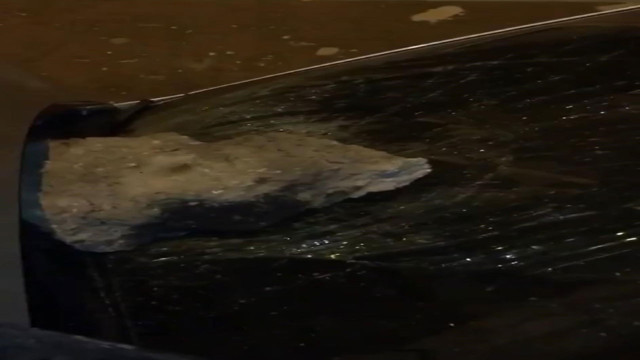 Husumetlisinin evinin önündeki arabasını önce taşladı sonra benzin döküp yaktı! - Resim: 0