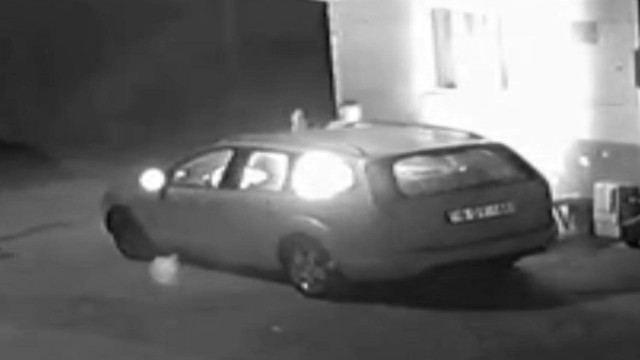 Husumetlisinin evinin önündeki arabasını önce taşladı sonra benzin döküp yaktı! - Resim: 1