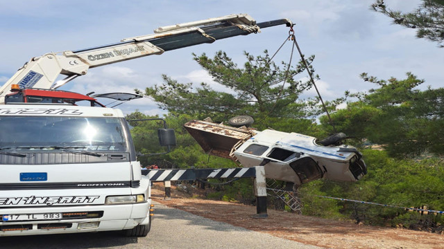Çanakkale'de kamyon şarampole yuvarlandı, sürücü feci şekilde can verdi - Resim: 0