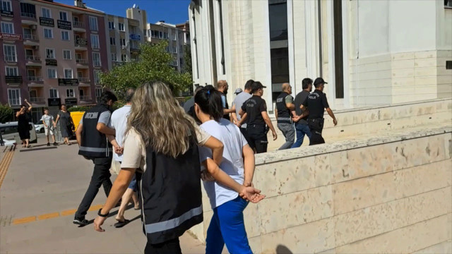 Balıkesir'de göçmen kaçakçılığı organizatörleri yakayı ele verdi! 5 organizatör tutuklandı - Resim: 0