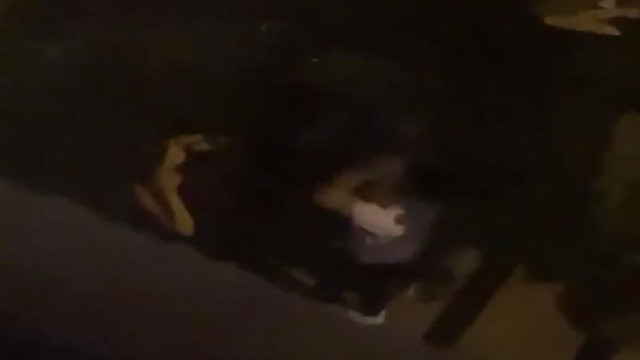 Beşiktaş'ta sevgili kavgası kameralara yansıdı! Kız arkadaşının boğazını sıkan şahıs kendini yumrukladı - Resim: 2