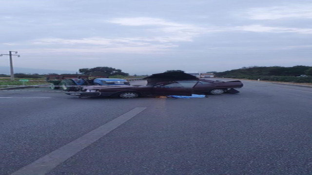 Manisa'da acı kaza! Traktör römorkuna çarpan otomobil hurdaya döndü - Resim: 0