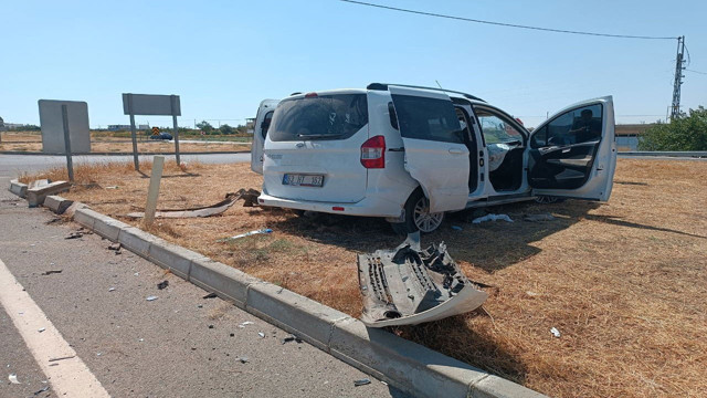 Gaziantep'te kavşakta ticari araçla kafa kafaya çarpışan otomobil tarlaya uçtu: 2’si ağır 7 yaralı - Resim: 0