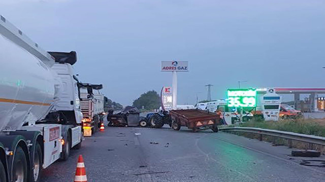 Manisa'da acı kaza! Traktör römorkuna çarpan otomobil hurdaya döndü - Resim: 1