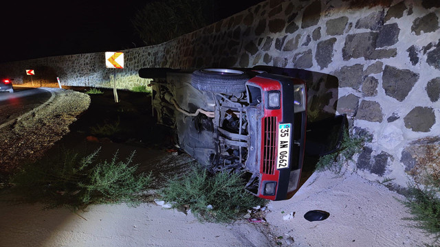 Kuşadası'nda virajı alamayan otomobil takla atıp su kanalına düştü: 2 yaralı - Resim: 0