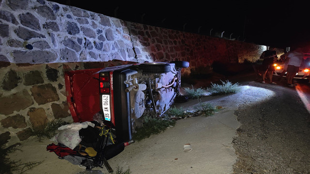 Kuşadası'nda virajı alamayan otomobil takla atıp su kanalına düştü: 2 yaralı - Resim: 1
