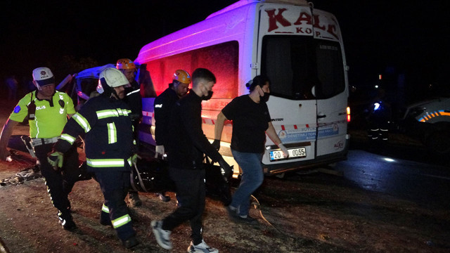 Denizli'de acı kaza! 12 aracın karıştığı zincirleme kazada bir aile can verdi - Resim: 0