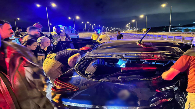 Arnavutköy'de tırın çarptığı otomobil bariyerlere saplandı! 1'i bebek 4 kişi yaralandı - Resim: 1