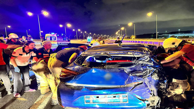 Arnavutköy'de tırın çarptığı otomobil bariyerlere saplandı! 1'i bebek 4 kişi yaralandı - Resim: 2