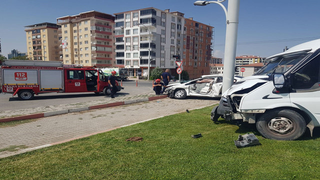 Malatya'da minibüs ve otomobil kafa kafaya çarpıştı! 2 kişi yaralandı - Resim: 0