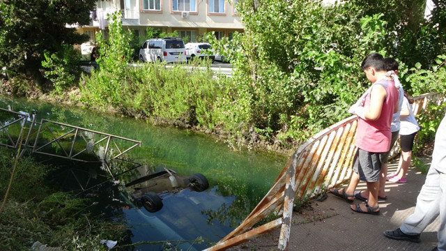 Antalya'da direksiyon başında uyuyan sürücü takla atıp sulama kanalına düştü! - Resim: 0