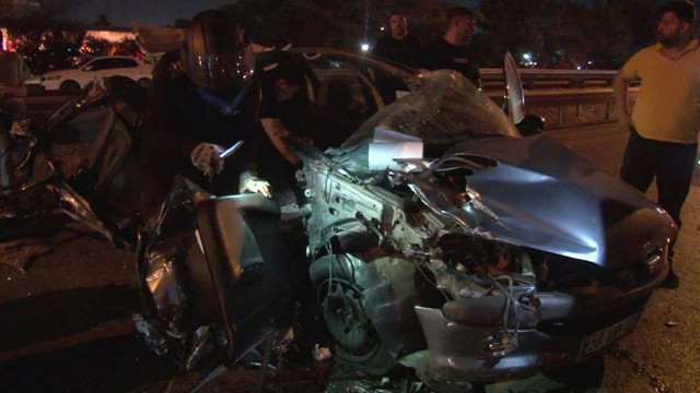 Pendik'te yolda bekleyen tıra arkadan çarpan otomobil takla attı! - Resim: 0