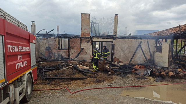 Kastamonu'da tek katlı bir ev alev alev yandı! Yanan ev kullanılamaz hale geldi - Resim: 1