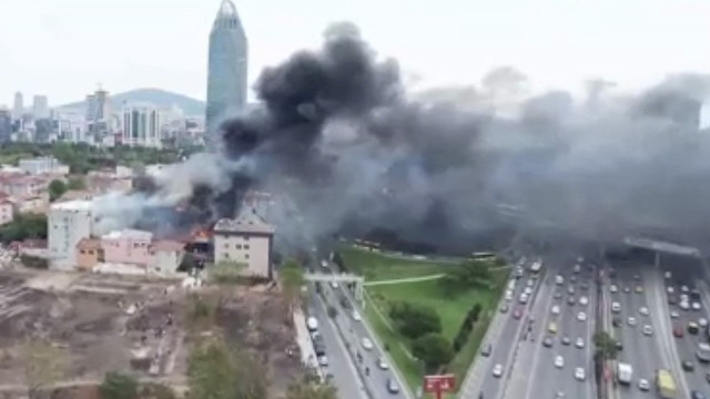 Ataşehir'de büyük yangın! 2 katlı binada başlayan yangın 3 binaya daha sıçradı - Resim: 5